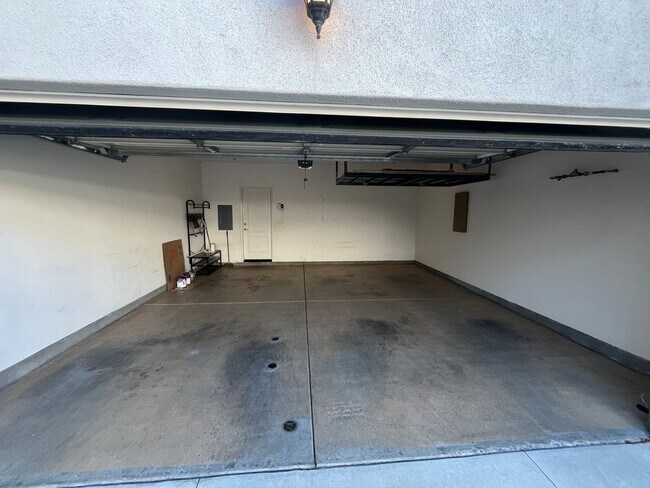 Building Photo - Beautiful corner unit townhome in the heart of Otay Ranch