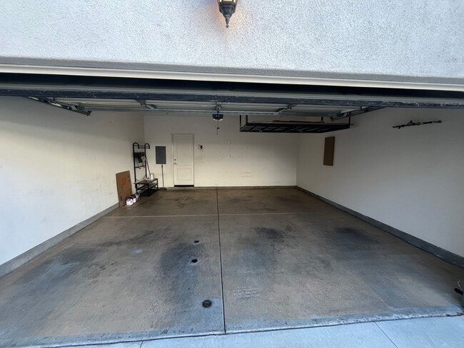 Building Photo - ***Move in Special.  $1000 off 1st month's rent***Beautiful corner unit townhome in the heart of ...
