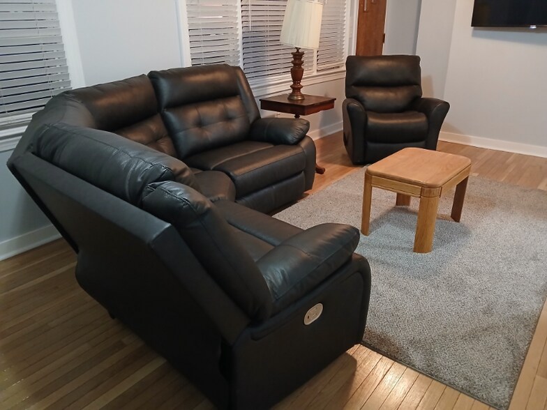 Building Photo - 126 W Hope Dr