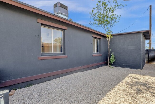 Building Photo - Brand new 3 bedroom renovation next to His...