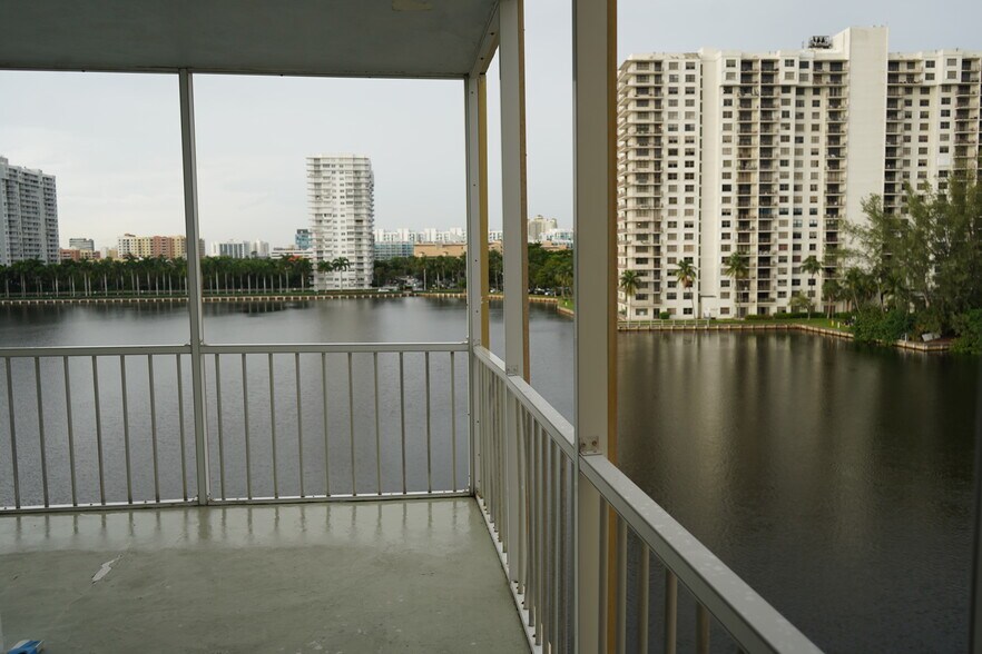 Building Photo - 2999 Point East Dr