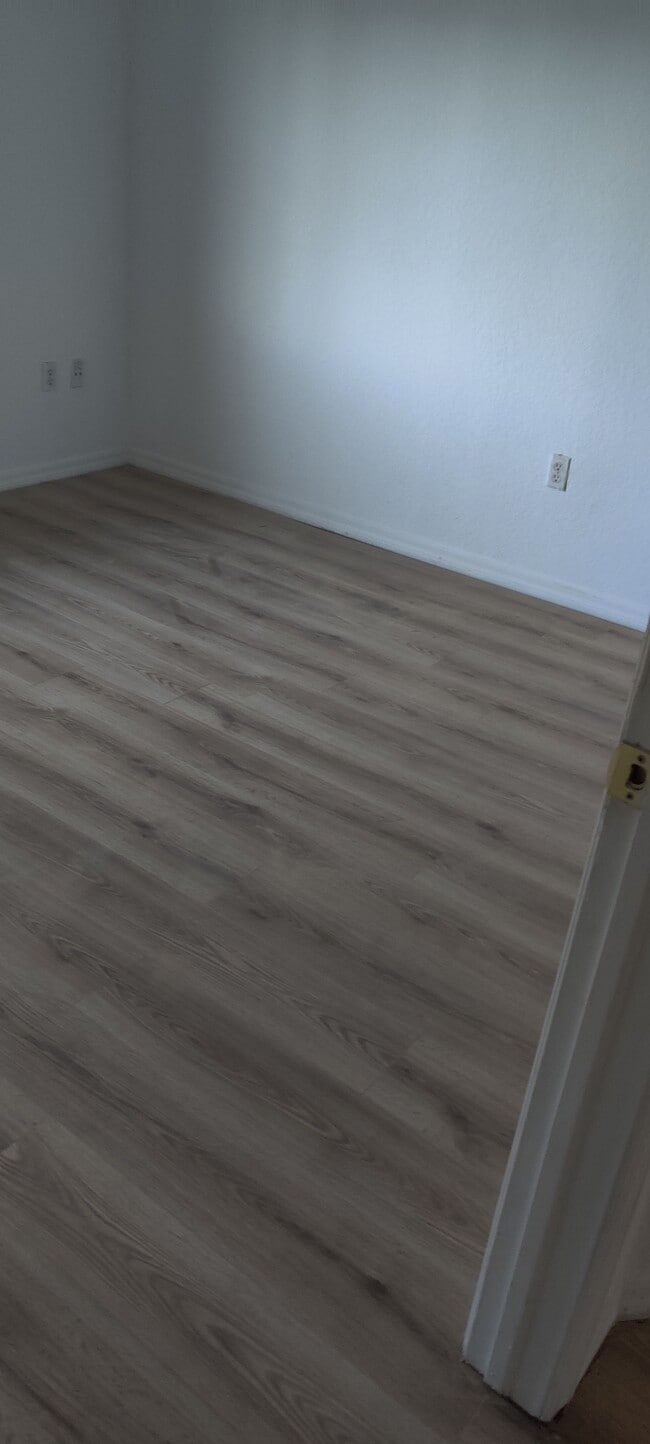 Building Photo - 605 SW 10th St