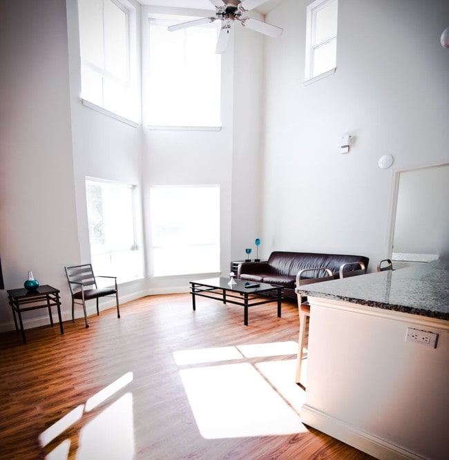 Building Photo - 606 E White St