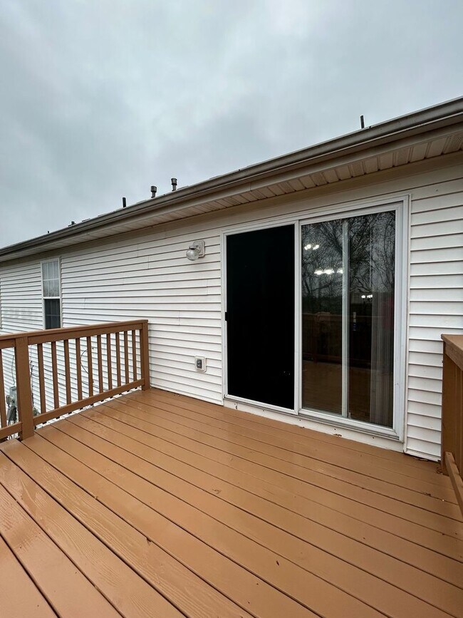 Building Photo - 3-Bedroom Duplex with Open Living Area & Private Owner’s Suite