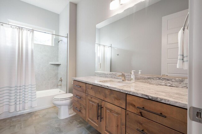Building Photo - Stunning 3 bedroom home. 6-Month Lease Only!