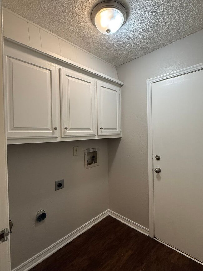 Building Photo - Welcome to your new home on this great corner lot with 3 bedrooms and 2 baths in Owasso!