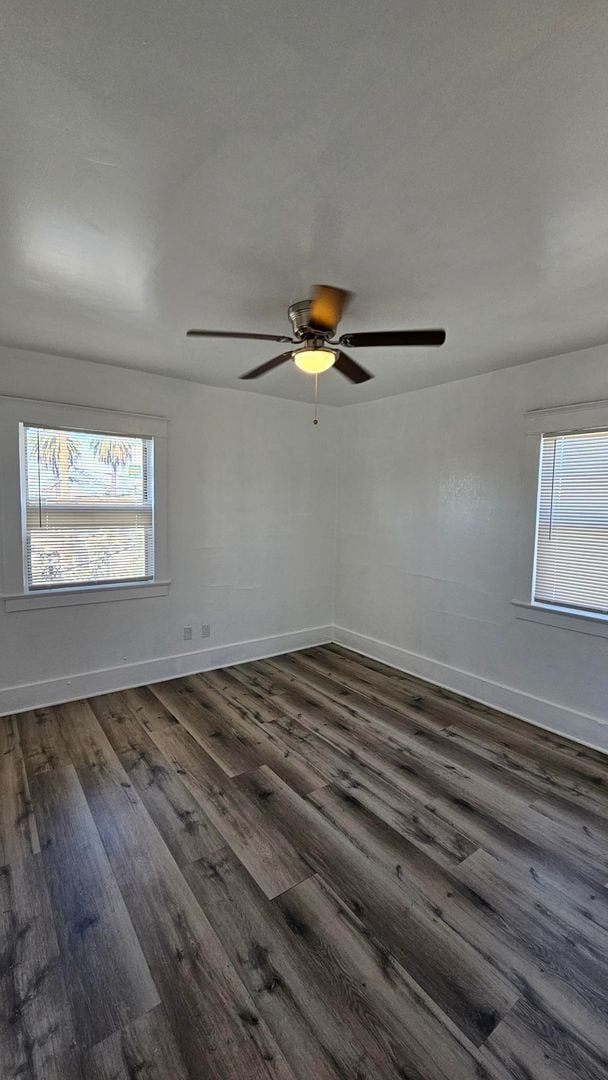 Building Photo - **519 E 17th St Long Beach** Upstairs 2 bedroom 1 bath** 2 weeks free OAC**