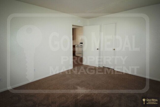 Building Photo - 926 JR Ct – Your Cozy Cove Retreat!