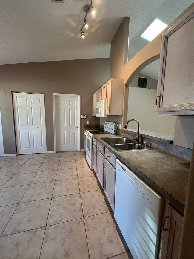 Building Photo - Beautiful Fenced in Yard on a cul-de-sac!!!