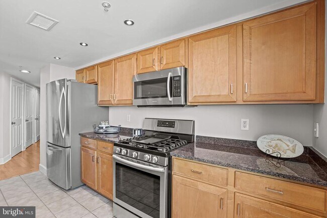 Building Photo - 1220 N Fillmore St