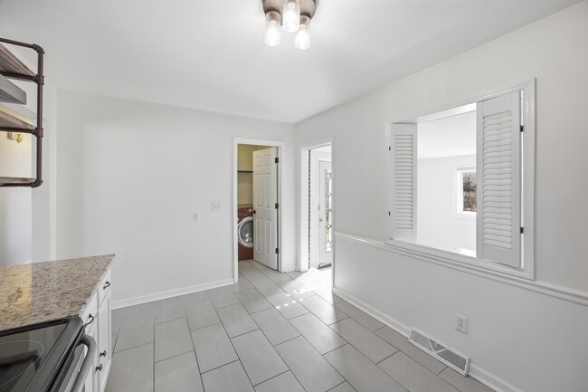 Building Photo - 2147 Palms Dr