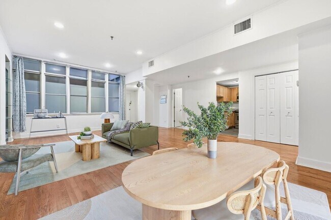 Building Photo - 357 Varick St