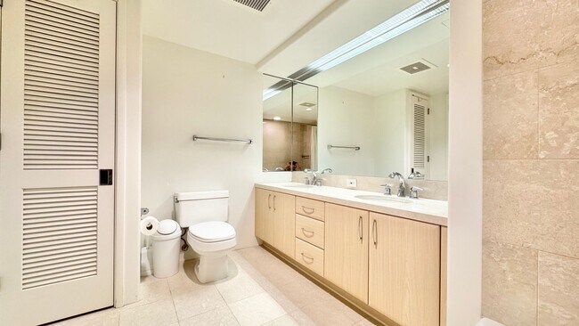 Building Photo - 2 BED/2 BATH FURNISHED UNIT AT HIGHLY DESI...