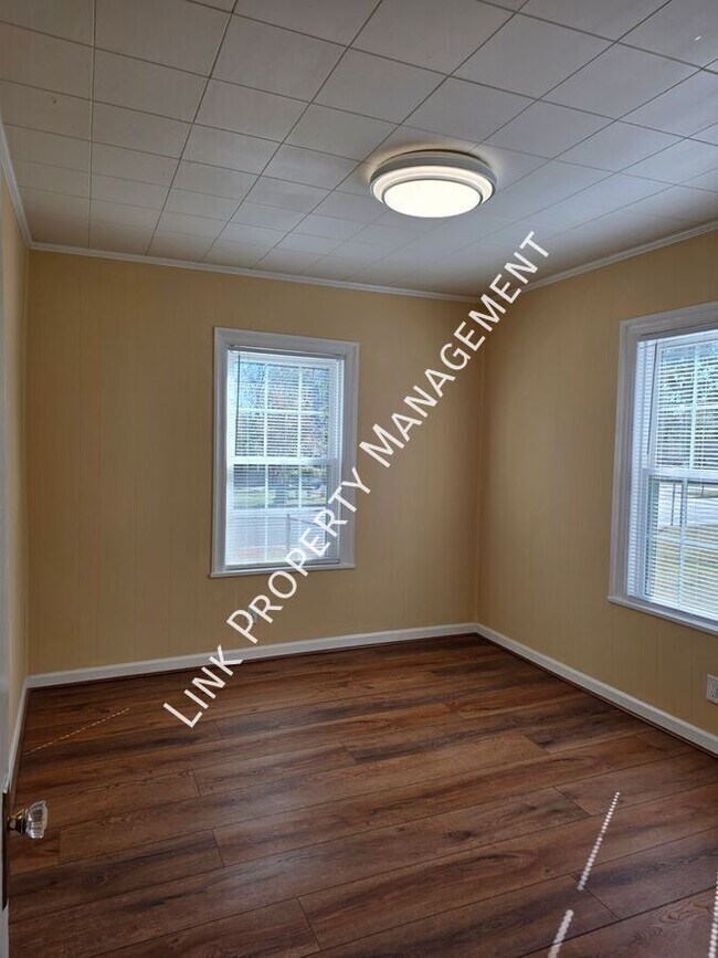 Building Photo - 129 N Moore Rd