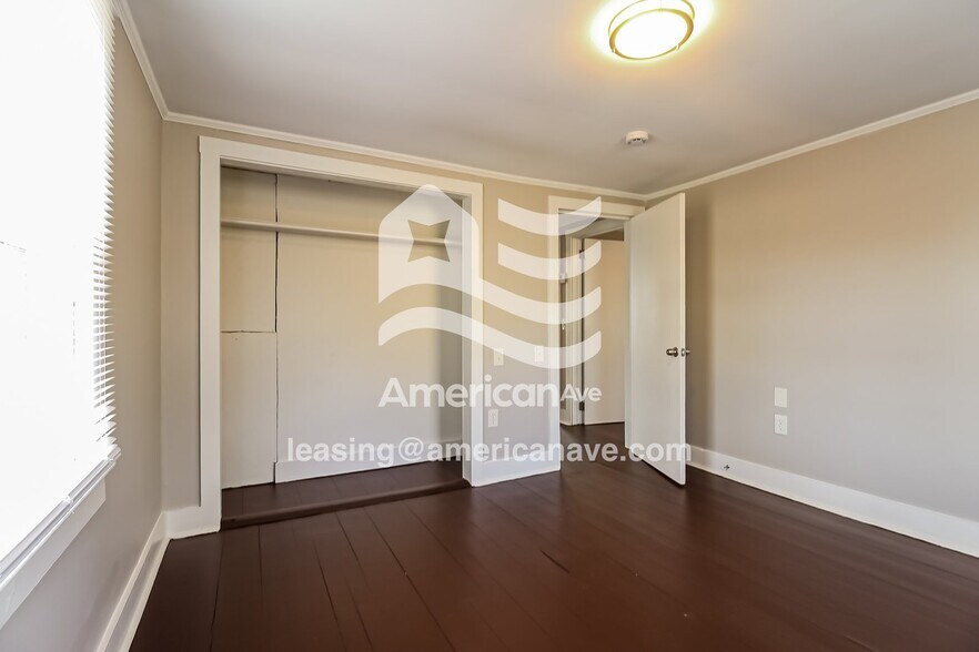 Building Photo - 202 Oak St