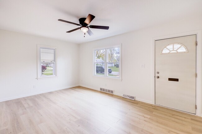 Family room - 1122 Clearview St NW