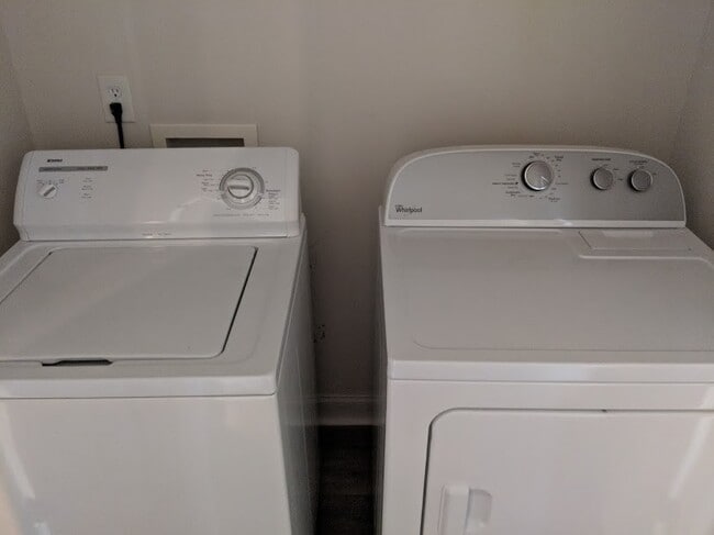 Building Photo - BIRKDALE VILLAGE 3 BEDROOM/2 BATH