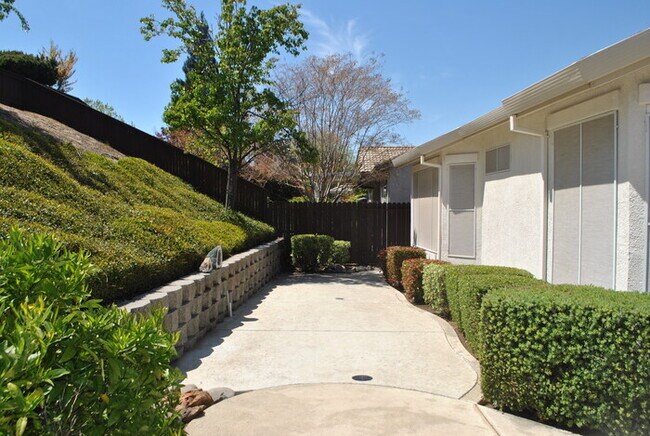 Building Photo - Gorgeous home in Springfield at Whitney Oaks