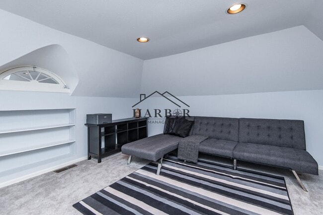 Building Photo - Updated Craftsman Living: 2BR/2BA + Den in NW Rochester