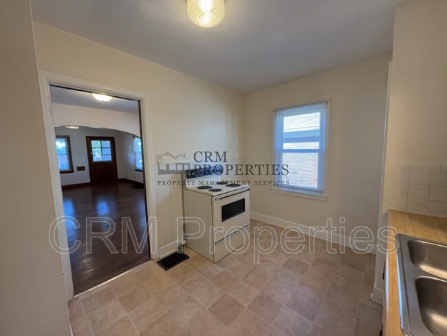 Building Photo - 933 N Linwood Ave