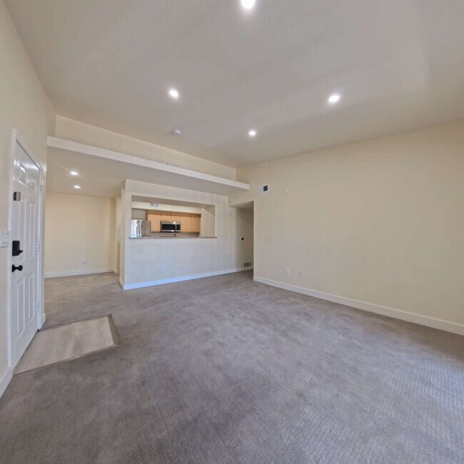 Building Photo - Charming 2nd Floor Unit In Gated Community!