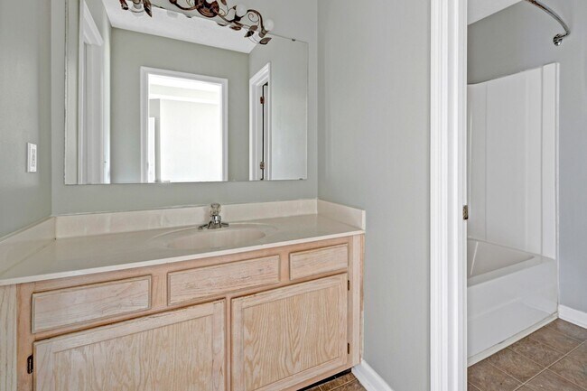 Building Photo - Move-In Ready 3B/2B Nashville Home!