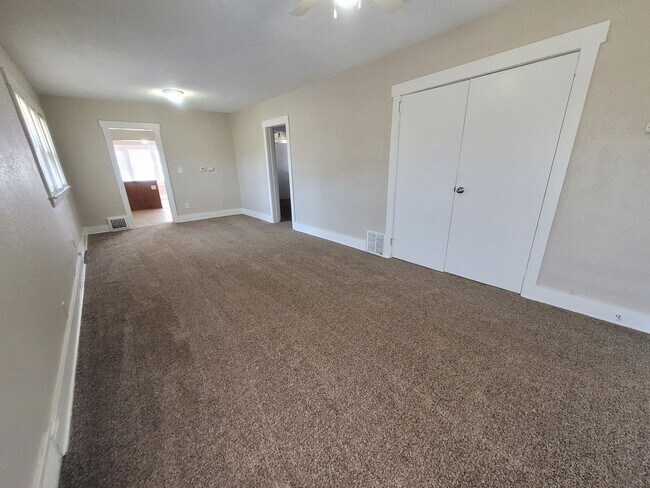 Building Photo - Four bedroom home on Indianola Ave with large yard and two decks!