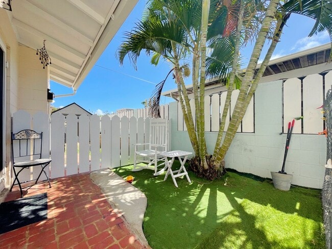 Building Photo - Dog Friendly 2/2 Kailua Duplex with one off-street parking!