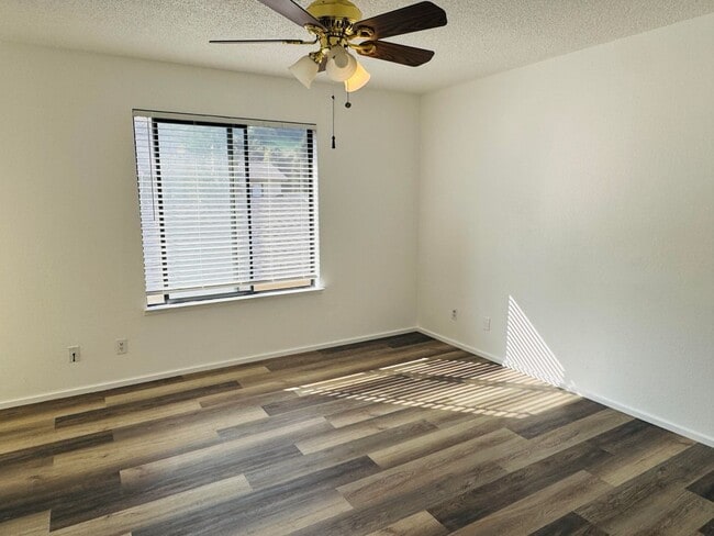 Building Photo - 2 Bedroom Hercules Condo