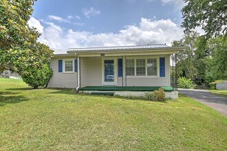 Building Photo - 2207 Buckingham Rd