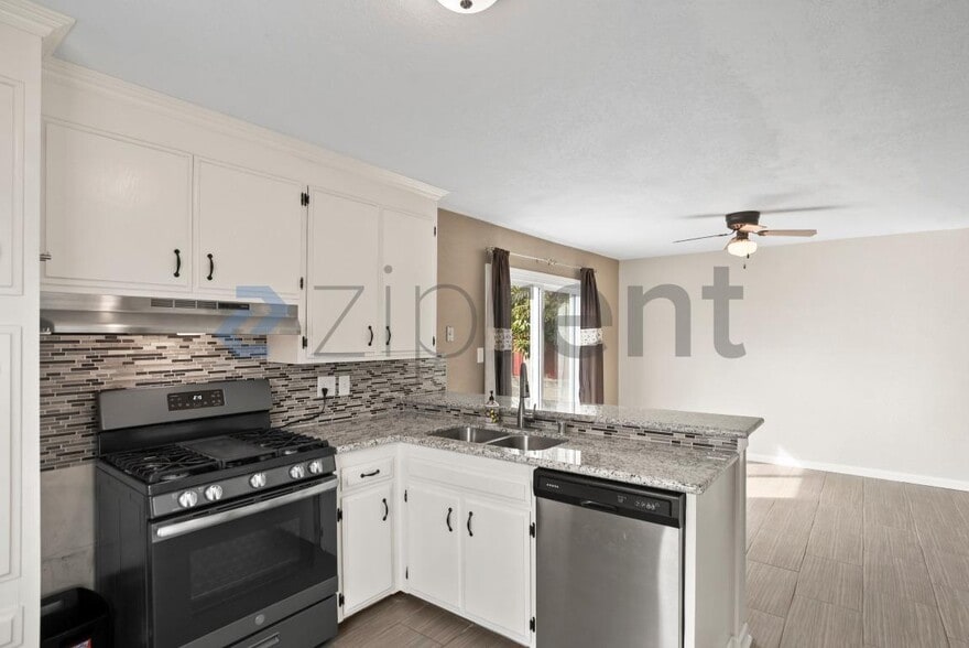 Building Photo - 28477 Coleridge Ave