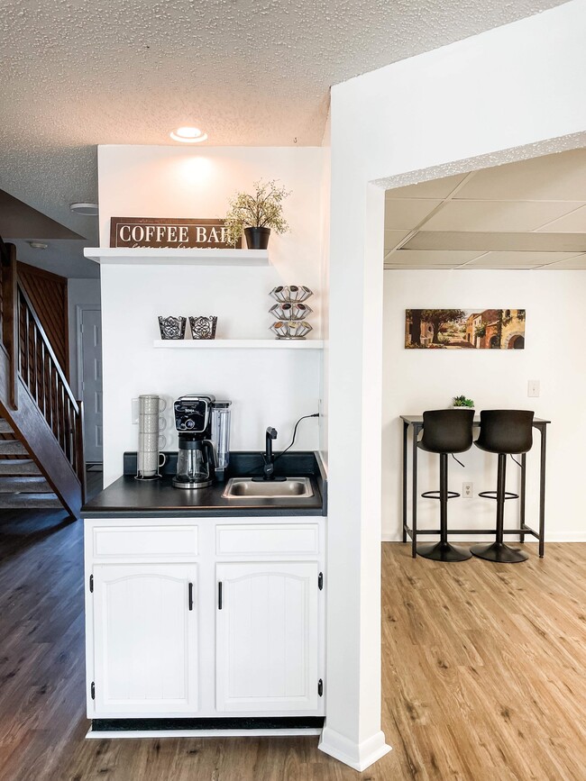 Building Photo - 604 Briar Ct