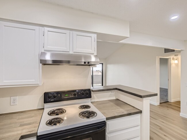 Building Photo - Stunning 1 bedroom 1 Bathroom in Lakewood!