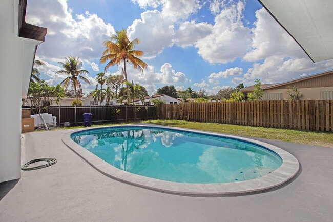 Building Photo - 17600 NE 2nd Ct