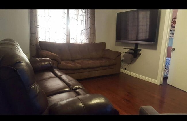 Building Photo - Amazing 3 Bedroom 1 Bathroom House High off street with Incredible views.