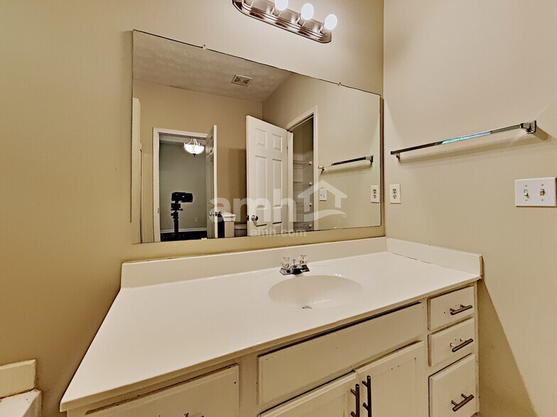 Building Photo - 6812 Bridgewood Dr