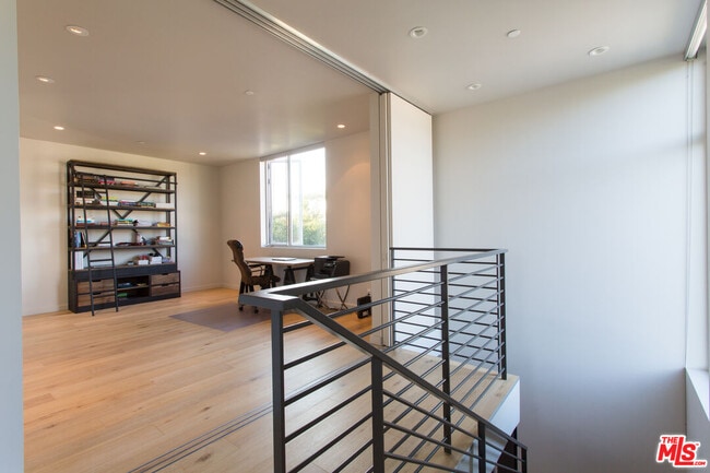 Building Photo - 709 Flower Ave