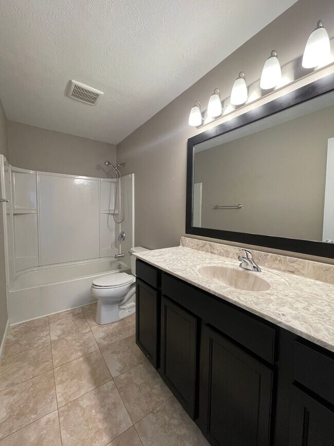Building Photo - Three Bedroom Home in Kalamazoo