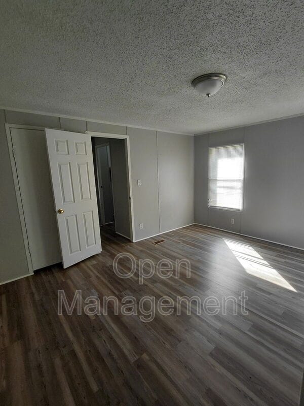 Building Photo - 301 Mantle Ave