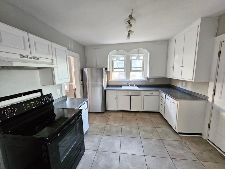Building Photo - 217 S Whittlesey Ave