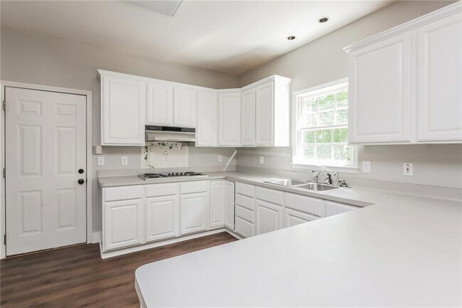 Building Photo - 2550 Highland Pointe Dr