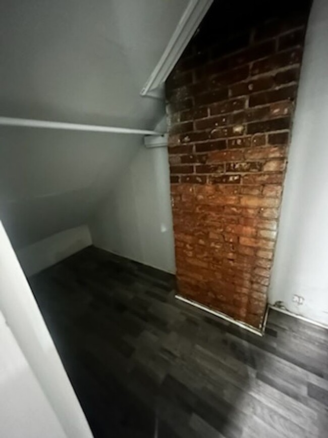 Building Photo - House w/finished basement!