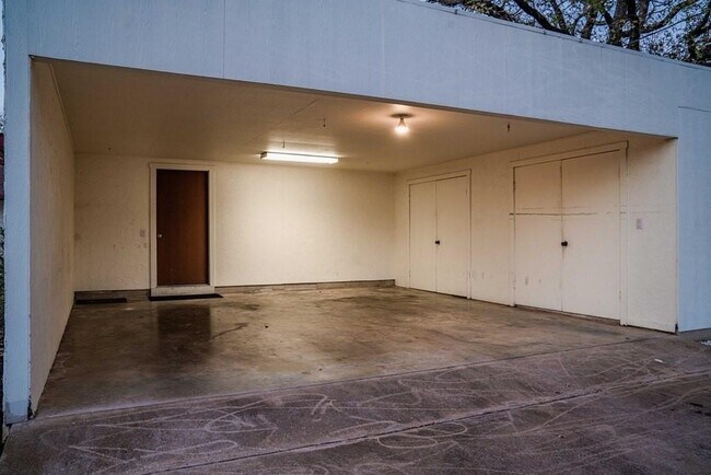 Building Photo - 1208 Crenwelge Dr