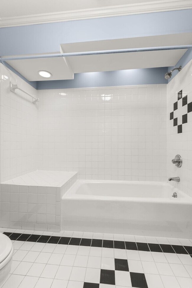 Building Photo - Townhome LOCATION!