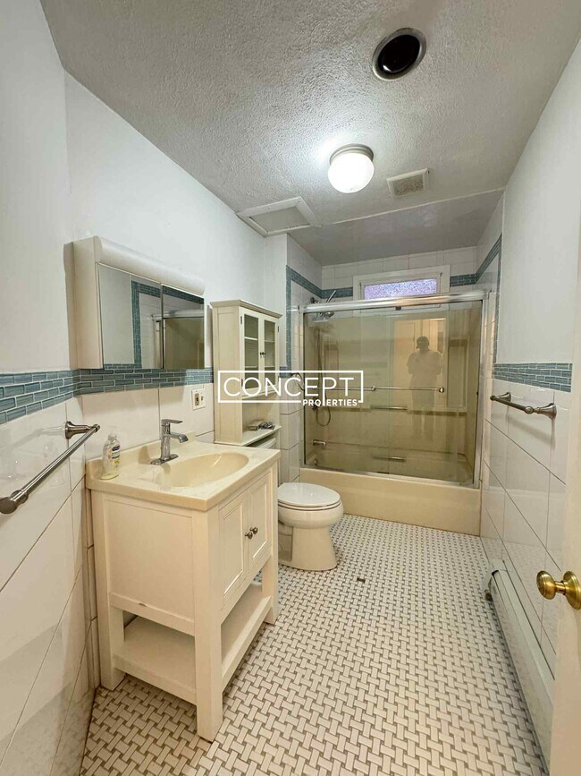 Building Photo - 11 Chilcott Pl