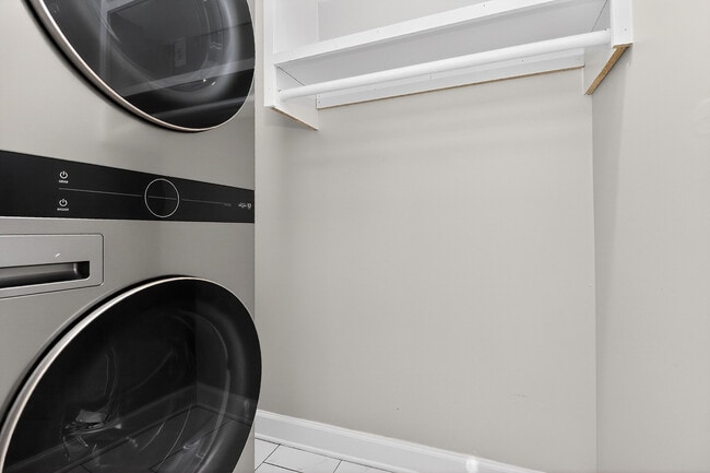 Building Photo - 4044 Dinglewood Ave