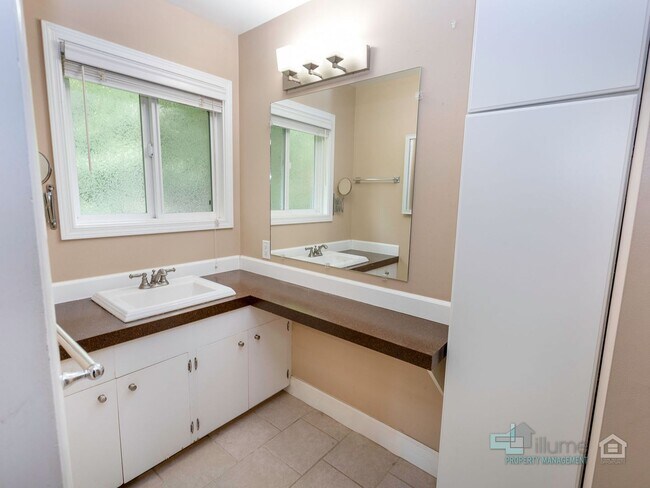 Building Photo - Beautiful 4 Bedroom Home