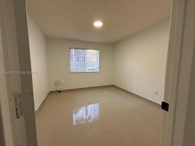 Building Photo - 420 S Park Rd