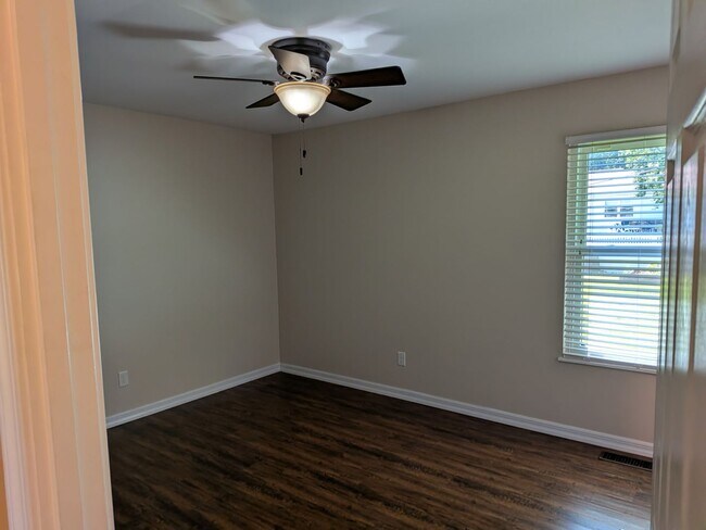 Building Photo - 3 bedroom 3 bathroom house with lots of extras