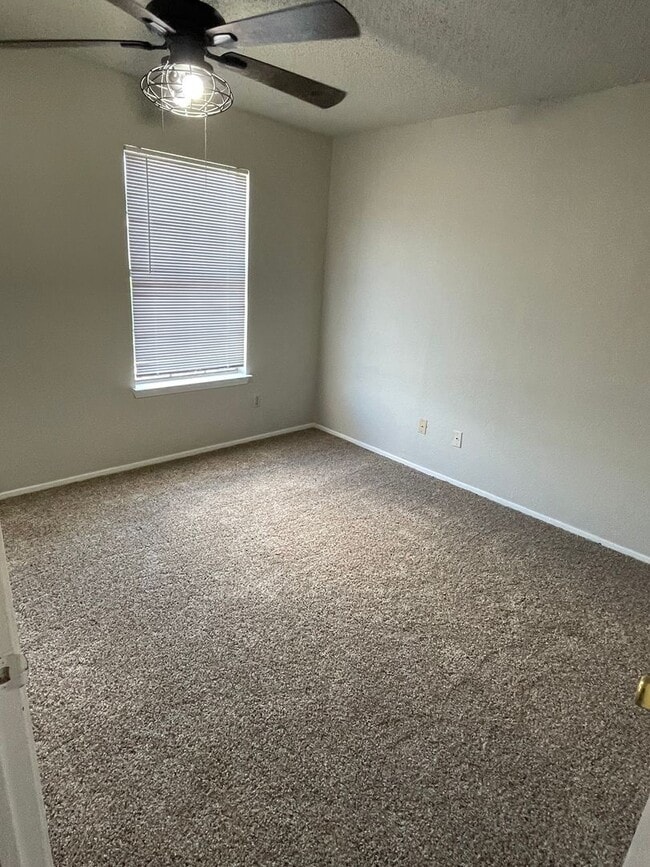 Building Photo - 3 BEDROOM 2 BATH CONDO BY UNT